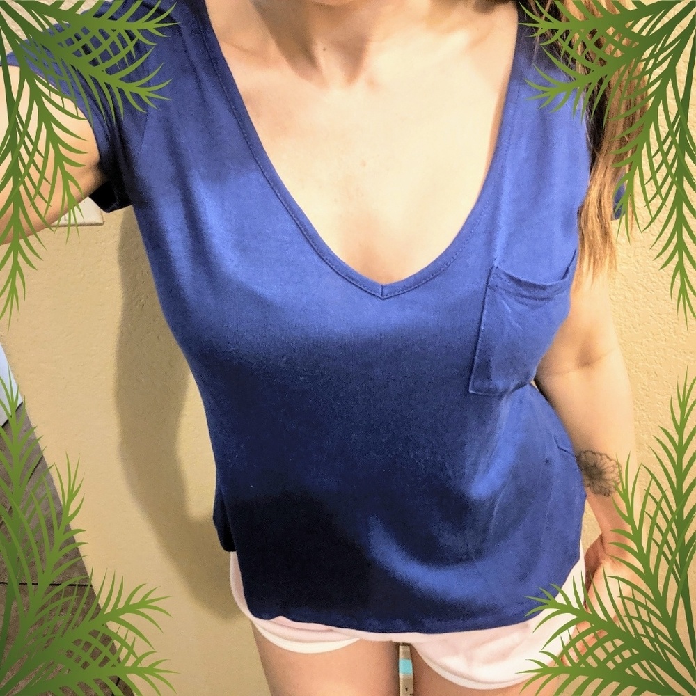 Venus Pocket Detail V-neck Tee S